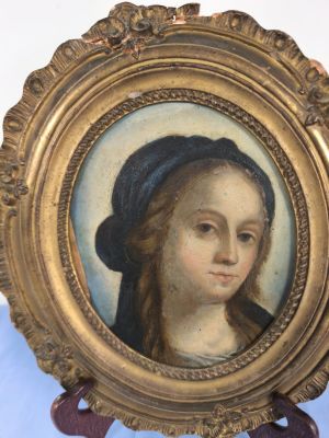 portrait d'une jeune fille portant un bonnet bleu et un béret noir
