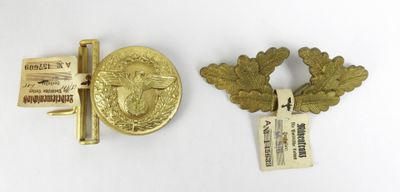 deux pièces en métal doré : une médaille et une broche