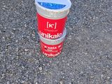 un seau de glace posé par terre à côté d'un camion