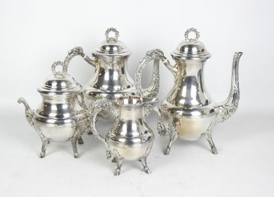 service à thé et à café en argent, composé de six pièces, sur fond blanc