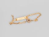 un bracelet plaqué or orné d'une breloque en forme de cœur