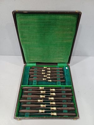 un étui vert contenant six types de stylos différents