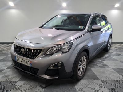 la voiture argentée est garée dans le garage sur un sol en damier