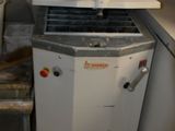 une machine qui se trouve dans le coin d'une pièce