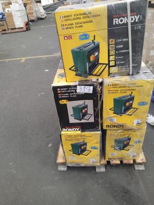 boîtes empilées les unes sur les autres sur une palette dans un entrepôt
