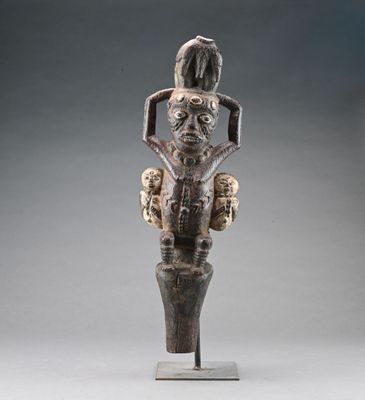 une image représentant une statue en bois d'un homme avec un oiseau sur la tête