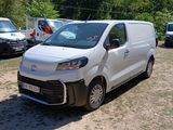 une camionnette blanche garée dans la poussière