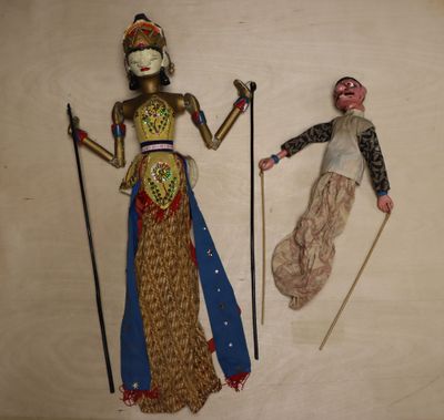 deux figurines représentant une femme et un homme avec des skis