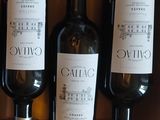 trois bouteilles de vin sont posées sur une table dans un carton