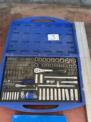 une boîte à outils bleue avec des outils sur le sol