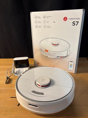La boîte du robot se trouve sur la table, à côté de l'autre boîte.