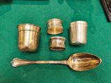 beaucoup de cuillères et de tasses en argent sur la table