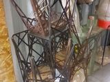 de nombreux meubles posés à même le sol