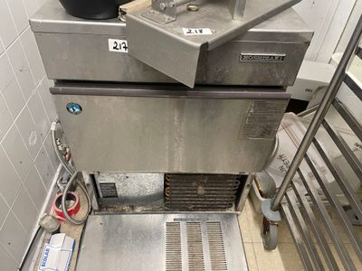 1 Machine à glaçons HOSHIZAKI (mauvais état)