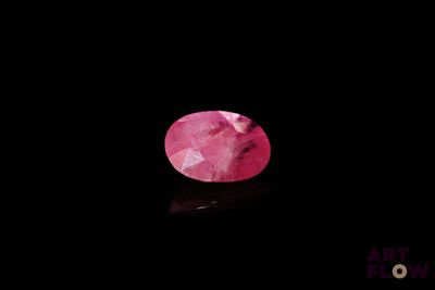 un diamant rose sur fond noir