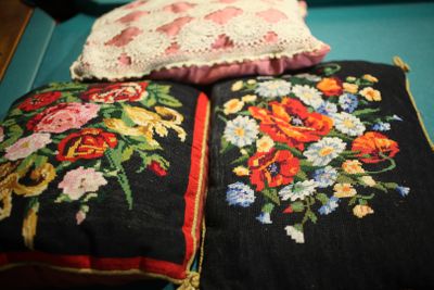 deux oreillers posés sur un lit, ornés de fleurs