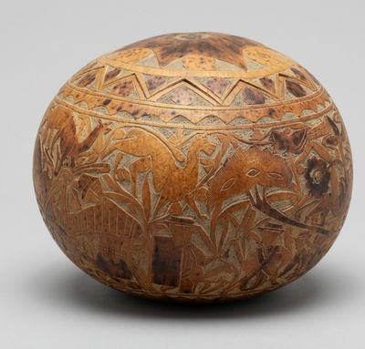 une image représentant un vase marron et noir orné de motifs