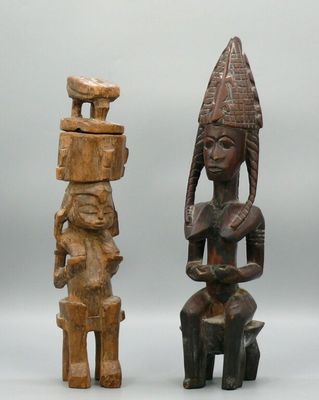 Deux statuettes en bois lourd, l'une à patine sombre figuran…