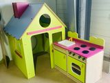 une cuisine de jeu en bois avec une cuisinière et un évier