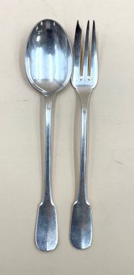 deux cuillères et une fourchette en argent sur une table