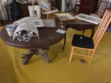 une table avec des chaises et des photos posées dessus, dans une pièce