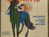 french movie poster of a horse with a hat on its head