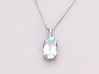 gros plan d'un collier sur une surface blanche