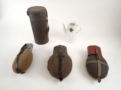 quatre objets différents posés sur une table