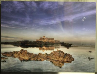 une photo d'une photo d'un château sur l'eau