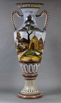 un vase avec un tableau posé sur une table