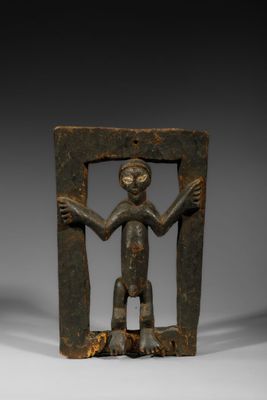 une statue en bronze représentant un homme tenant une porte