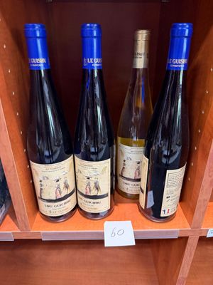 plusieurs bouteilles de vin se trouvent sur une étagère dans un magasin