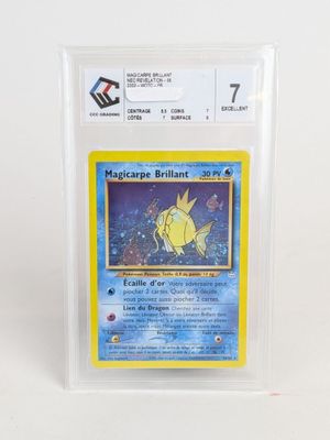 gros plan d'une carte pokemon dans un étui en plastique