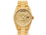 une montre Rolex en or avec des diamants sur le cadran