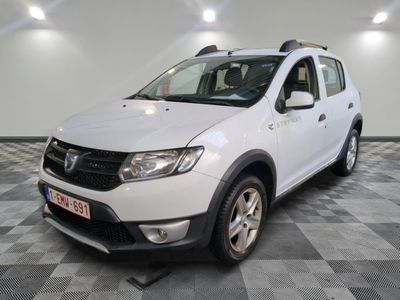 la dacia blanche est garée dans une pièce au sol en damier