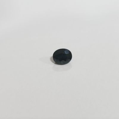un seul diamant noir sur une surface blanche