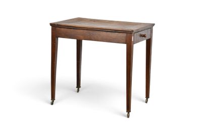 une image représentant une petite table avec un tiroir sur le dessus