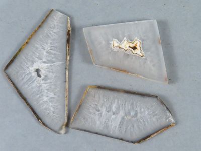 trois morceaux de verre posés les uns à côté des autres sur une table