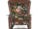 une chaise en bois ornée d'un motif floral