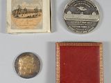 une image représentant un portefeuille, une pièce de monnaie et la photo d'un bâtiment