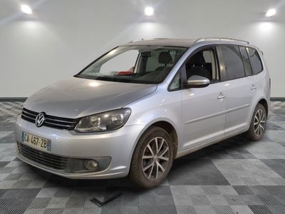 une photo d'une VW Tourer argentée garée sur un sol à damier