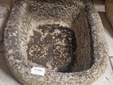 un chat assis dans un panier posé par terre