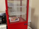 une vitrine rouge contenant du pain, posée sur un comptoir