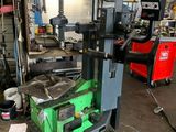 une photo d'un chariot élévateur dans un atelier