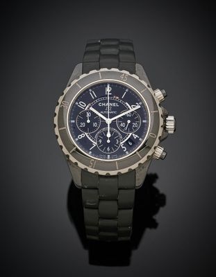 gros plan d'une montre-bracelet sur une surface noire