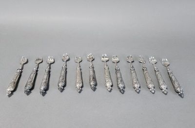 huit couverts en argent plaqué (fourchettes et cuillères), tous de formes différentes