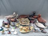 de nombreux types de figurines exposées sur une table