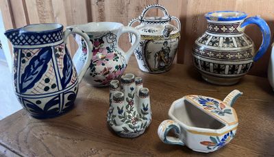 de nombreux types de vases différents posés sur une table