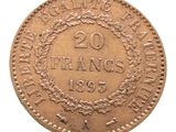 un gros plan d'une pièce de monnaie sur laquelle figure une couronne