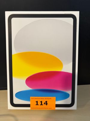 Un iPad 11 d'Apple est posé sur une table, avec une étiquette de prix